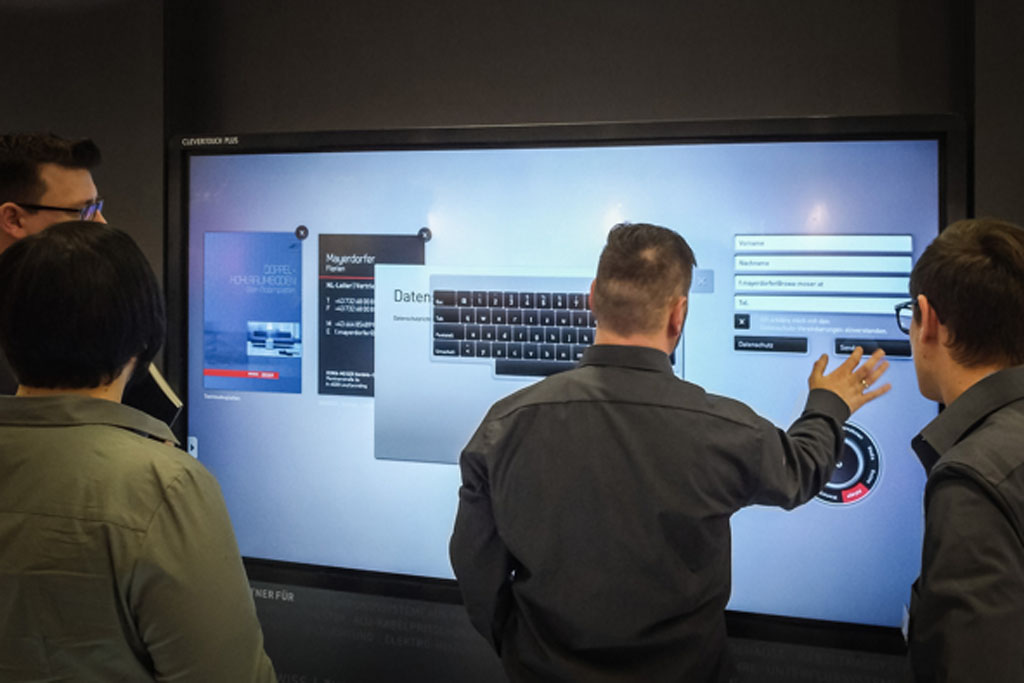 Versenden oder erhalten Sie Kontaktdaten und Infomaterial sofort über Ihre p&p MultiTouch&reg; App.